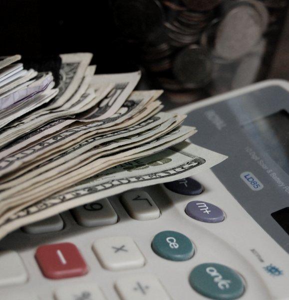 Pieniądze i kalkulator